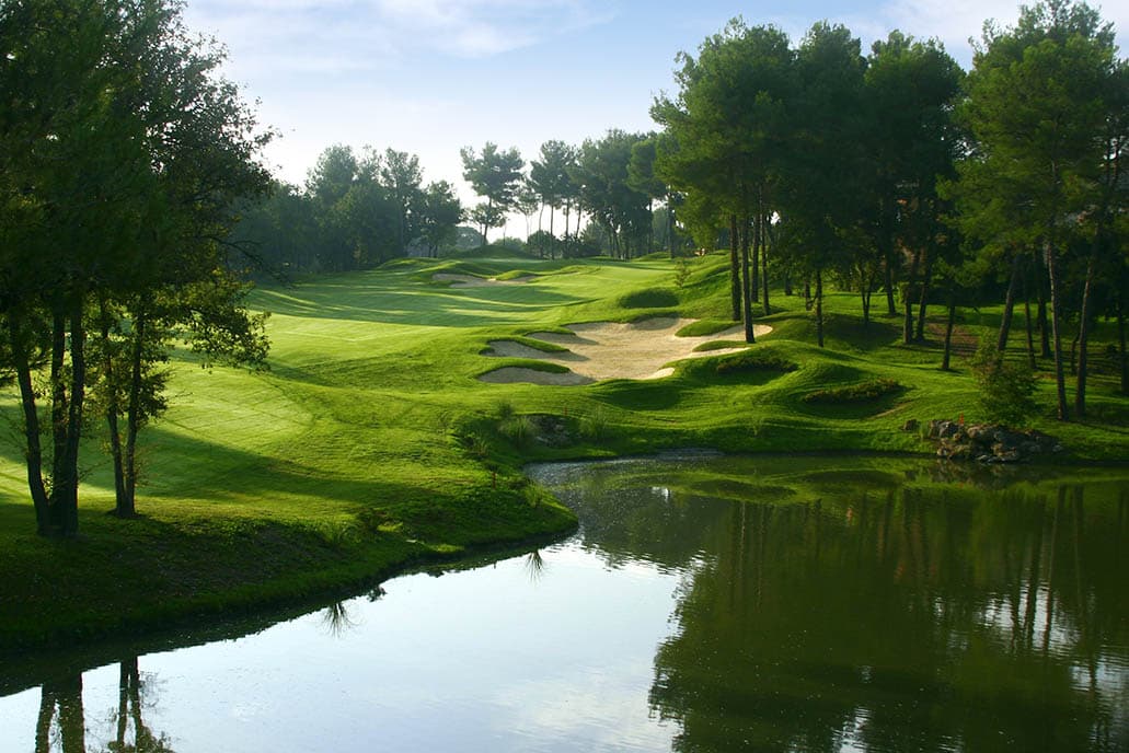 Mougins Golfbane top